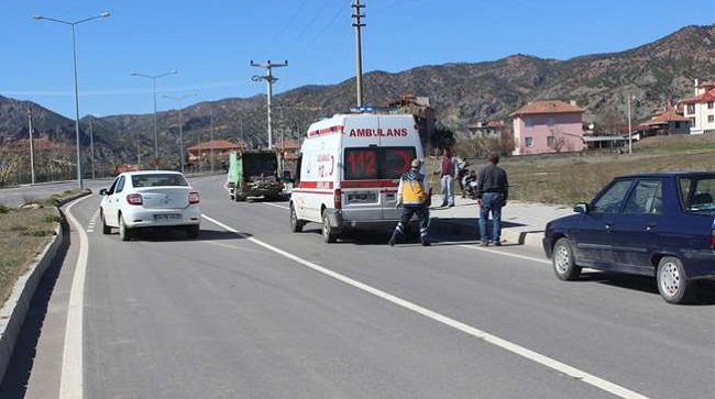 MOTOSİKLET OTOMOBİL İLE ÇARPIŞTI: 1 YARALI