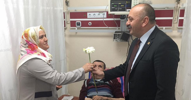 BAŞKAN İSBİR’DEN KADINLARA ÇİÇEK