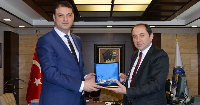 REKTÖR YURT İÇİN GÖRÜŞME YAPTI