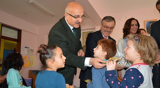 ÖĞRENCİLERE KURU ÜZÜM DAĞITILDI