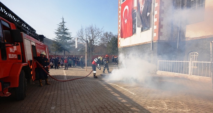 İSKİLİP SAKARYA İLKOKULU'NDA YANGIN VE DEPREM TATBİKATI YAPILDI (TUNCAY MUMCU/ÇORUM-İHA)