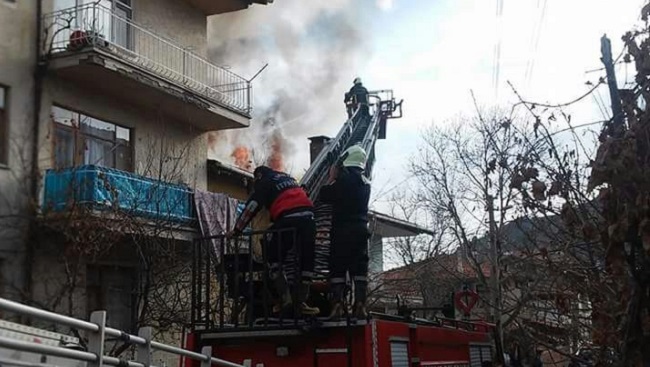 İSKİLİP'İN YENİ CAMİ MAHALLESİNDEKİ 2 KATLI BİNADA YANGIN ÇIKTI (TUNCAY MUMCU/ÇORUM-İHA)
