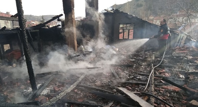 EVİN ÇATISI TAMAMEN YANDI