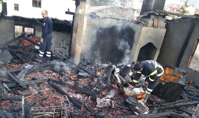 ÇIKAN YANGINDA EVİN ÇATI KATI KULLANILAMAZ HALE GELDİ (TUNCAY MUMCU/ÇORUM-İHA)