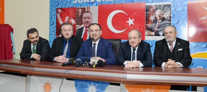 ADALET BAKANI BEKİR BOZDAĞ, PARTİSİNİN İLÇE BAŞKANLIĞINA GELEREK BURADA BİR KONUŞMA YAPTI. (SERKAN ŞANSEVER/ÇORUM-İHA)