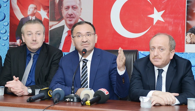 ADALET BAKANI BEKİR BOZDAĞ, PARTİSİNİN İLÇE BAŞKANLIĞINA GELEREK BURADA BİR KONUŞMA YAPTI. (SERKAN ŞANSEVER/ÇORUM-İHA)