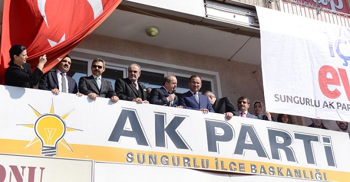 ADALET BAKANI BEKİR BOZDAĞ, PARTİSİNİN İLÇE BAŞKANLIĞINA GİDEREK, PARTİLİLERE HİTAP ETTİ. (SERKAN ŞANSEVER/ÇORUM-İHA)
