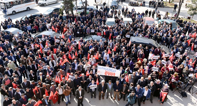 ADALET BAKANI BEKİR BOZDAĞ, PARTİSİNİN İLÇE BAŞKANLIĞINA GİDEREK, PARTİLİLERE HİTAP ETTİ. (SERKAN ŞANSEVER/ÇORUM-İHA)