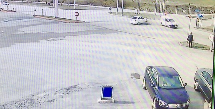 ÇORUM'UN SUNGURLU İLÇESİNDE İKİ OTOMOBİLİN KARIŞTIĞI KAZADA 1 KİŞİ YARALANDI. KAZA ANI KAZASI GÜVENLİK KAMERASINA YANSIDI. (SERKAN ŞANSEVER/ÇORUM-İHA)