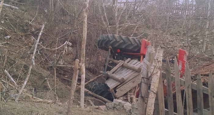 ÇORUM’UN İSKİLİP İLÇESİNDE KONTROLDEN ÇIKAN TRAKTÖR, YAKLAŞIK 30 METRE YÜKSEKLİKTEN BİR EVİN ÇATISINA DÜŞTÜ. (TUNCAY MUMCU/ÇORUM-İHA)