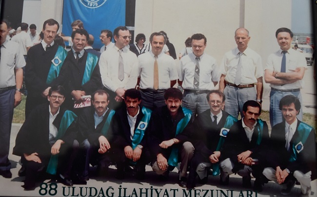 ADALET BAKANI BEKİR BOZDAĞ’IN ULUDAĞ ÜNİVERSİTESİ İLAHİYAT FAKÜLTESİNDEN SINIF ARKADAŞI EBAZER KARAKUŞ, BAKAN BOZDAĞ’A, 30 YIL ÖNCE ÇEKİLMİŞ MEZUNİYET FOTOĞRAFINI HEDİYE ETTİ. (İLKER TURAK/ANKARA-İHA)