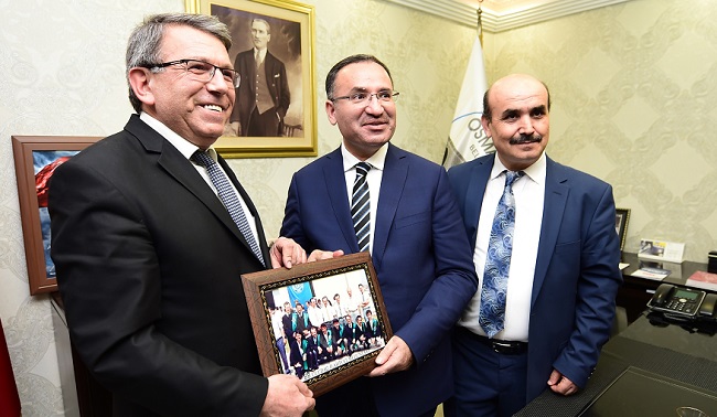 ADALET BAKANI BEKİR BOZDAĞ’IN ULUDAĞ ÜNİVERSİTESİ İLAHİYAT FAKÜLTESİNDEN SINIF ARKADAŞI EBAZER KARAKUŞ, BAKAN BOZDAĞ’A, 30 YIL ÖNCE ÇEKİLMİŞ MEZUNİYET FOTOĞRAFINI HEDİYE ETTİ. (İLKER TURAK/ANKARA-İHA)