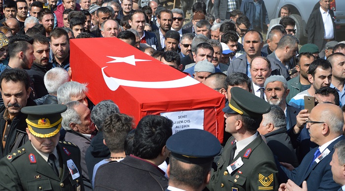 DİYARBAKIR'IN LİCE İLÇESİNDE TERÖR ÖRGÜTÜ PKK'YA YÖNELİK DÜZENLENEN OPERASYONDA ŞEHİT DÜŞEN JANDARMA UZMAN ÇAVUŞ ALİ ŞİRİN, MEMLEKETİ ÇORUM'UN DODURGA İLÇESİNE BAĞLI DİKENLİ KÖYÜNDE SON YOLCULUĞUNA UĞURLANDI. (İSMAİL KABAKDERE - M. MUTTALİP YALÇIN/ÇORUM-İHA)