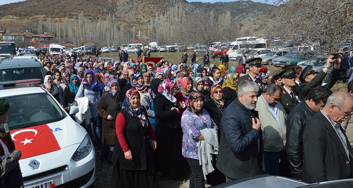 DİYARBAKIR'IN LİCE İLÇESİNDE TERÖR ÖRGÜTÜ PKK'YA YÖNELİK DÜZENLENEN OPERASYONDA ŞEHİT DÜŞEN JANDARMA UZMAN ÇAVUŞ ALİ ŞİRİN, MEMLEKETİ ÇORUM'UN DODURGA İLÇESİNE BAĞLI DİKENLİ KÖYÜNDE SON YOLCULUĞUNA UĞURLANDI. (İSMAİL KABAKDERE - M. MUTTALİP YALÇIN/ÇORUM-İHA)