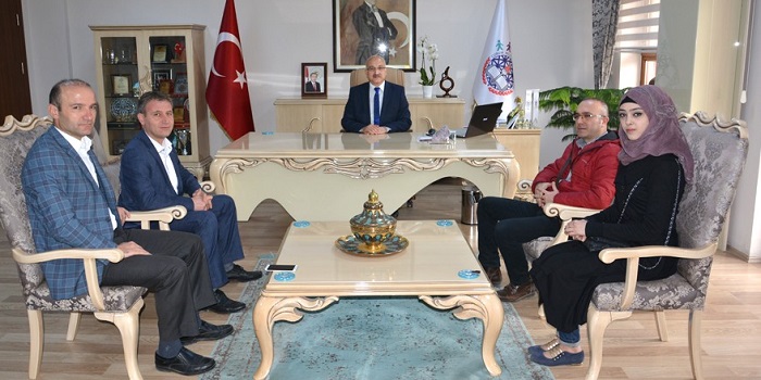 BAŞARILI ÇALIŞMALARI İLE DİKKAT ÇEKE IRAKLI AYŞE HATEM KURS ÖĞRETMENLERİ İLE İL MİLLİ EĞİTİM MÜDÜRÜ SEYİT ALİ BÜYÜK'Ü MAKAMINDA ZİYARET ETTİ (İHA/ÇORUM-İHA)