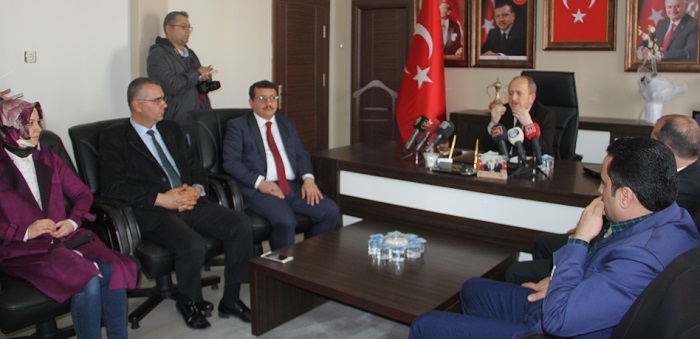 AK PARTİ MERKEZ İLÇE BAŞKANI ERHAN AKAR VE İL YÖNETİM KURULU ÜYELERİYLE BİRLİKTE PARTİ BİNASINDA BİR BASIN TOPLANTISI DÜZENLEYEN AK PARTİ İL BAŞKANI MEHMET KARADAĞ, ADALET BAKANI BEKİR BOZDAĞ’IN ÇORUM PROGRAMINI DEĞERLENDİREREK, YARGI ALANINDA YAPILMASI PLANLANAN YENİ YATIRIMLAR HAKKINDA AÇIKLAMA DA BULUNDU. (M. MUTTALİP YALÇIN/ÇORUM-İHA)