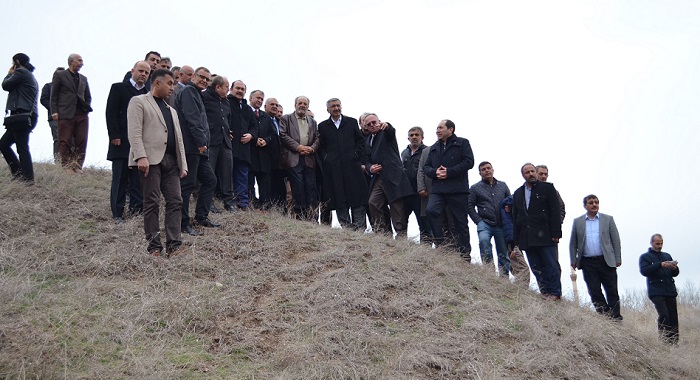 ÇORUM VALİSİ NECMEDDİN KILIÇ, AK PARTİ ÇORUM MİLLETVEKİLİ VE TBMM İDARE AMİRİ SALİM USLU, HİTİT ÜNİVERSİTESİ REKTÖRÜ PROF. DR. REHA METİN ALKAN, ÖRÜKAYA KÖYÜNÜ ZİYARET EDEREK TARİHİ BARAJIN BULUNDUĞU ALANDA İNCELEMELERDE BULUNDU. (M. MUTTALİP YALÇIN/ÇORUM-İHA)