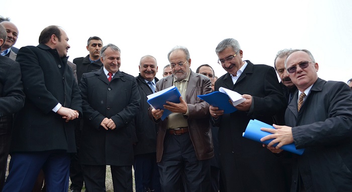 ÇORUM VALİSİ NECMEDDİN KILIÇ, AK PARTİ ÇORUM MİLLETVEKİLİ VE TBMM İDARE AMİRİ SALİM USLU, HİTİT ÜNİVERSİTESİ REKTÖRÜ PROF. DR. REHA METİN ALKAN, ÖRÜKAYA KÖYÜNÜ ZİYARET EDEREK TARİHİ BARAJIN BULUNDUĞU ALANDA İNCELEMELERDE BULUNDU. (M. MUTTALİP YALÇIN/ÇORUM-İHA)