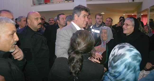 TÜRKİYE BAROLAR BİRLİĞİ BAŞKANI METİN FEYZİOĞLU VE MİLLİYETÇİ HAREKET PARTİSİNDEN (MHP) İHRAÇ EDİLEN KAYSERİ MİLLETVEKİLİ YUSUF HALAÇOĞLU, ÇORUM’UN SUNGURLU İLÇESİNDE ORTAK 'HAYIR' PROPAGANDASI YAPTI. (SERKAN ŞANSEVER/ÇORUM-İHA)