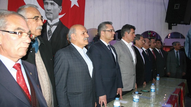 TÜRKİYE BAROLAR BİRLİĞİ BAŞKANI METİN FEYZİOĞLU VE MİLLİYETÇİ HAREKET PARTİSİNDEN (MHP) İHRAÇ EDİLEN KAYSERİ MİLLETVEKİLİ YUSUF HALAÇOĞLU, ÇORUM’UN SUNGURLU İLÇESİNDE ORTAK 'HAYIR' PROPAGANDASI YAPTI. (SERKAN ŞANSEVER/ÇORUM-İHA)