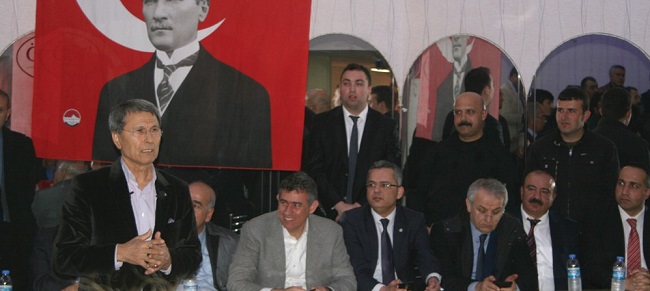 TÜRKİYE BAROLAR BİRLİĞİ BAŞKANI METİN FEYZİOĞLU VE MİLLİYETÇİ HAREKET PARTİSİNDEN (MHP) İHRAÇ EDİLEN KAYSERİ MİLLETVEKİLİ YUSUF HALAÇOĞLU, ÇORUM’UN SUNGURLU İLÇESİNDE ORTAK 'HAYIR' PROPAGANDASI YAPTI. (SERKAN ŞANSEVER/ÇORUM-İHA)