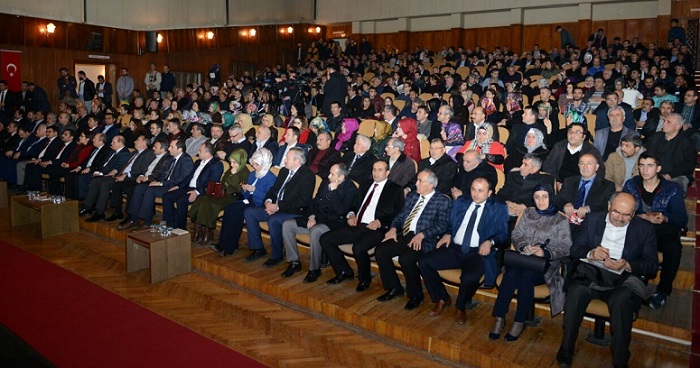EVET PLATFORMU’NUN DAVETLİSİ OLARAK ÇORUM’A GELEN AK PARTİ İSTANBUL MİLLETVEKİLİ BURHAN KUZU, CUMHURBAŞKANLIĞI SİSTEMİ VE YENİ ANAYASA KONULU BİR KONFERANS VERDİ. (M. MUTTALİP YALÇIN/ÇORUM-İHA)