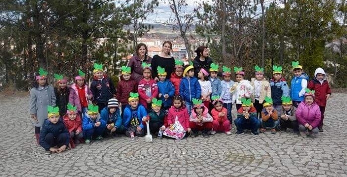 DİKİM SONRASI TOPLU FOTOĞRAF ÇEKTİRDİLER (SERKAN ŞANSEVER/ÇORUM-İHA)