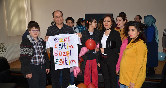 OSMANCIK NENE HATUN ÖZEL EĞİTİM İŞ UYGULAMA MERKEZİ ÖĞRENCİLERİ TARAFINDAN ÖZEL OLARAK BASKILI HAZIRLANAN TŞORT, YRD. DOÇ. DR. MUSTAFA TOLGA ÇIRAK'A HEDİYE EDİLDİ. (İSMAİL KABAKDERE/ÇORUM-İHA)