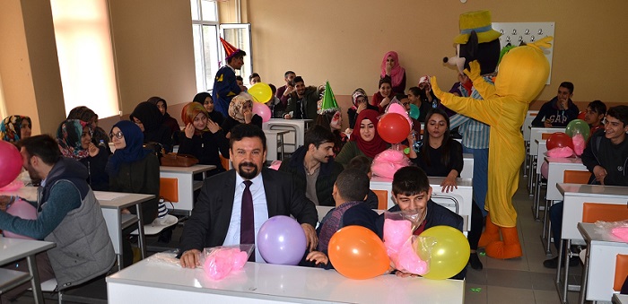 DOWN SENDROMLU ÖĞRENCİLERE, YÜKSEK OKUL ÖĞRENCİSİ ABİLERİ TARAFINDAN SINIFLAR GEZDİRİLDİ. (İSMAİL KABAKDERE/ÇORUM-İHA)