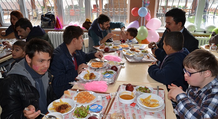 YÜKSEKOKUL ÖĞRENCİLERİ DOWN SENDROMLU ÖĞRENCİLERLE YAKINDAN İLGİLENEREK, BİRLİKTE YEMEK YEDİLER. (İSMAİL KABAKDERE/ÇORUM-İHA)