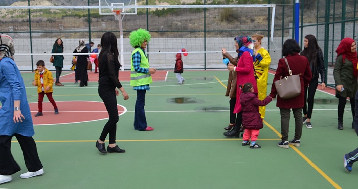 YÜKSEKOKUL ÖĞRENCİLERİNİN YAKINDAN İLGİLENDİĞİ OSMANCIK NENE HATUN ÖZEL EĞİTİM İŞ UYGULAMA MERKEZİ ÖĞRENCİLERİ, SPOR KOMPLEKSİNDE SEMBOLİK OLARAK MAÇ YAPTILAR (İSMAİL KABAKDERE/ÇORUM-İHA)