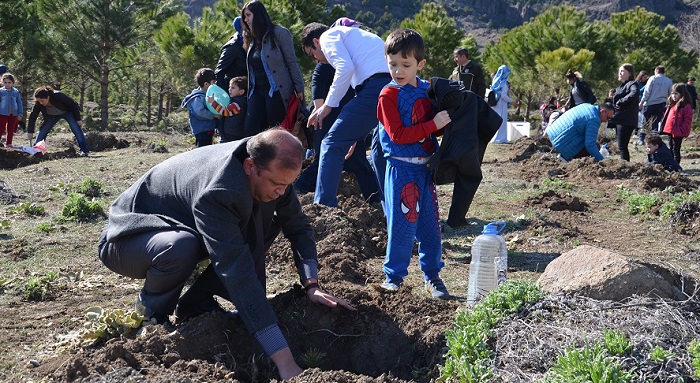 ANA OKULU ÖĞRENCİLERİ FİDAN DİKTİ