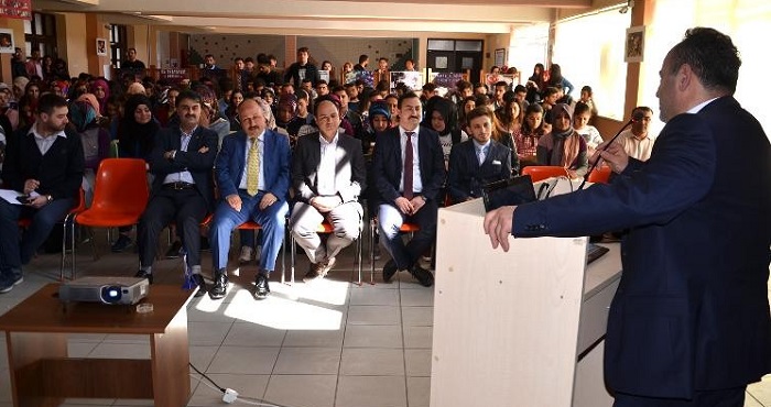 OSMANCIK ÖMER DERİNDERE MESLEK YÜKSEK OKULU'NDA ÇANAKKALE DENİZ ZAFERİ’NİN 102’NCİ YIL DÖNÜMÜ VE ŞEHİTLERİ ANMA GÜNÜ KAPSAMINDA 'ÇANAKKALE ZAFERİ' KONULU BİR KONFERANS DÜZENLEDİ. (İSMAİL KABAKDERE/ÇORUM-İHA)