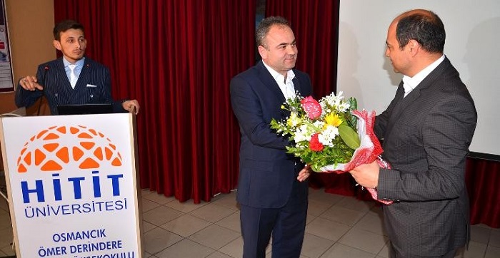 OSMANCIK ÖMER DERİNDERE MYO MÜDÜRÜ YRD. DOÇ. DR. MUSTAFA TOLGA ÇIRAK, TURAN CANDAN'A ÇİÇEK VEREREK TEŞEKKÜR ETTİ (İSMAİL KABAKDERE/ÇORUM-İHA)