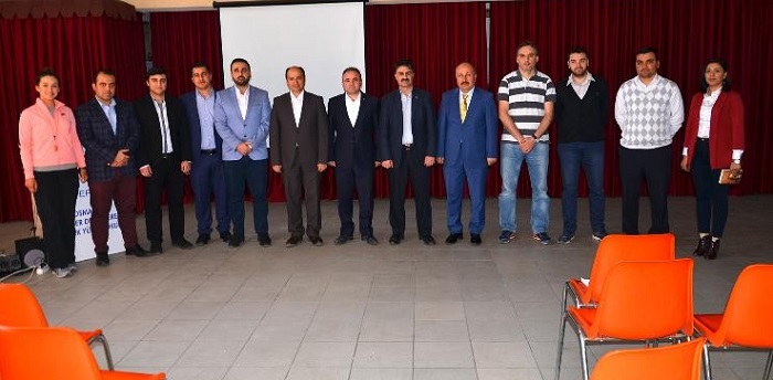 KONFERANSTAN SONRA ÖĞRENCİLERE MEHMET AKİF ERSOY’UN SAFAHAT ADLI ESERİNİ HEDİYE EDEN TURAN CANDAN, BİR GURUP ÖĞRENCİYİ ÇANAKKALE'YE GÖTÜRME SÖZÜDE VERDİ (İSMAİL KABAKDERE/ÇORUM-İHA)