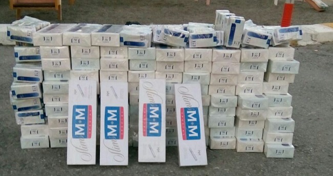 ÇORUM EMNİYET MÜDÜRLÜĞÜ KAÇAKÇILIK VE ORGANİZE SUÇLARLA MÜCADELE ŞUBE MÜDÜRLÜĞÜ EKİPLERİ TARAFINDAN OSMANCIK İLÇESİNDE DÜZENLENEN OPERASYONDA BİN 300 PAKET KAÇAK SİGARA ELE GEÇİRİLDİ. (SERKAN ŞANSEVER/ÇORUM-İHA)