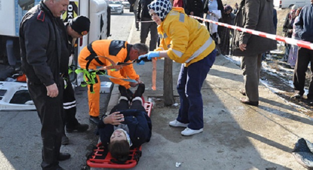 ÖĞRENCİ SERVİSLERİ ÇARPIŞTI: 4 YARALI
