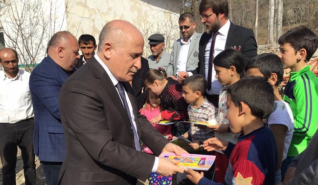 KÖYLÜ ÇOCUKLARI SEVİNDİRDİLER