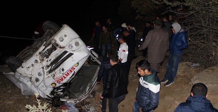 KAMYON ŞARAMPOLE UÇTU