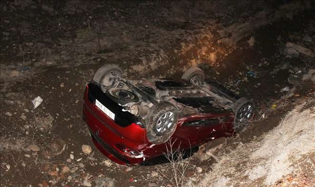 OTOMOBİL DEREYE UÇTU: 2 YARALI