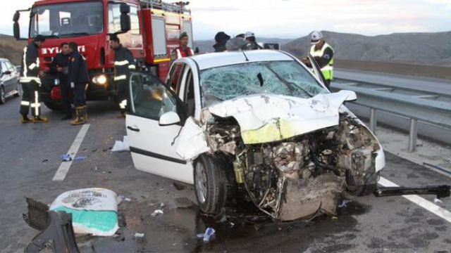 OTOMOBİL İLE TRAKTÖR ÇARPIŞTI