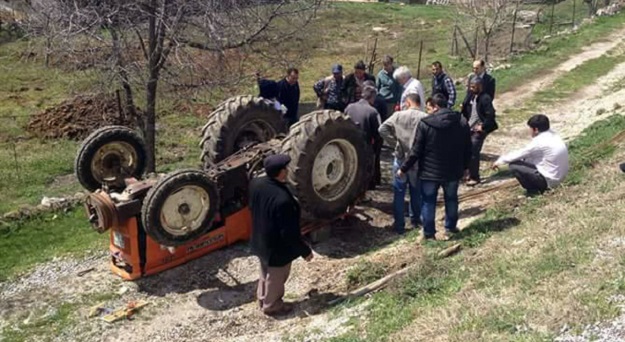 TRAKTÖR SÜRÜCÜSÜ KAZADA ÖLDÜ