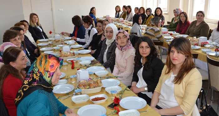 BÜYÜK’TEN KADINLAR GÜNÜ JESTİ