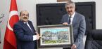 BAŞKAN ŞEN’DEN VALİ’YE SÜRPRİZ HEDİYE