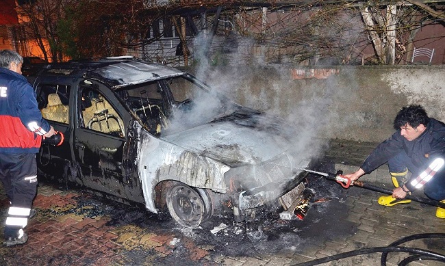 OTOMOBİLİ YAKTI, KAMERA YAKALADI