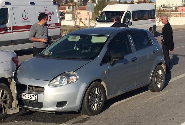 YARALILAR AMBULANSLA HASTANEYE KALDIRILDI. (SERKAN ŞANSEVER/ÇORUM-İHA)