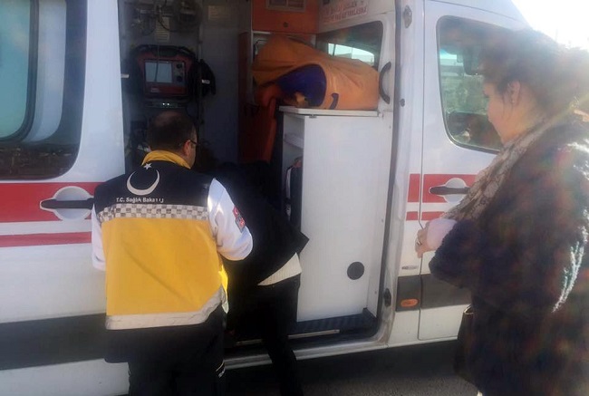 ÇORUM'UN SUNGURLU İLÇESİNDE MEYDANA GELEN TRAFİK KAZASINDA 3 KİŞİ YARALANDI. YARALILAR AMBULANSLA HASTANEYE KALDIRILDI. (SERKAN ŞANSEVER/ÇORUM-İHA)