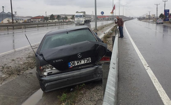 ÇORUM'UN SUNGURLU İLÇESİNDE BİR OTOMOBİL AYDINLATMA DİREĞİNE ÇARPTI. (SERKAN ŞANSEVER/ÇORUM-İHA)