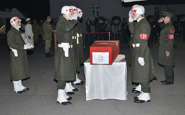 DİYARBAKIR'IN KULP, LİCE, HANİ İLÇELERİ KUZEYİ İLE BİNGÖL İL HUDUDU ARASINDA DEVAM EDEN “BAYRAK 41 ŞEHİT JANDARMA ASTSUBAY ÇAVUŞ TOLGA TOPÇUOĞLU” MÜŞTEREK OPERASYONU ESNASINDA BÖLÜCÜ TERÖR ÖRGÜTÜ MENSUPLARI İLE GİRİLEN SİLAHLI ÇATIŞMADA ŞEHİT OLAN JANDARMA UZMAN ÇAVUŞ ALİ ŞİRİN'İN CENAZESİ TÖRENLE MEMLEKETİNE UĞURLANDI. (İHA/DİYARBAKIR-İHA)