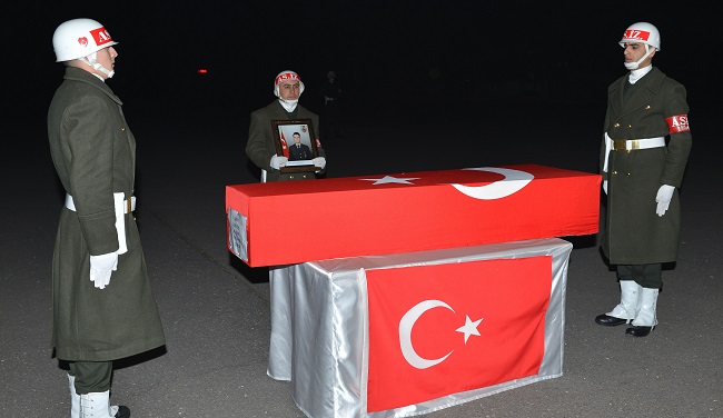 DİYARBAKIR'IN KULP, LİCE, HANİ İLÇELERİ KUZEYİ İLE BİNGÖL İL HUDUDU ARASINDA DEVAM EDEN “BAYRAK 41 ŞEHİT JANDARMA ASTSUBAY ÇAVUŞ TOLGA TOPÇUOĞLU” MÜŞTEREK OPERASYONU ESNASINDA BÖLÜCÜ TERÖR ÖRGÜTÜ MENSUPLARI İLE GİRİLEN SİLAHLI ÇATIŞMADA ŞEHİT OLAN JANDARMA UZMAN ÇAVUŞ ALİ ŞİRİN'İN CENAZESİ TÖRENLE MEMLEKETİNE UĞURLANDI. (İHA/DİYARBAKIR-İHA)